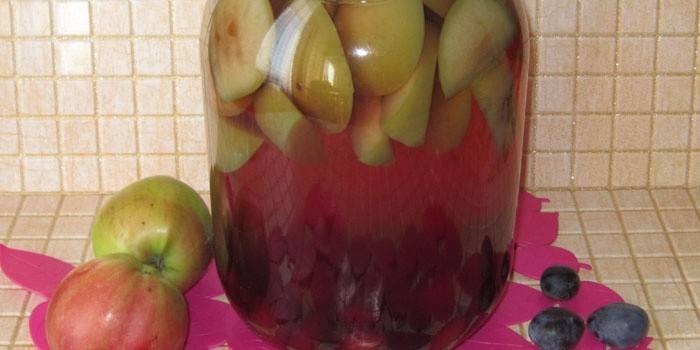 Einmachglas mit Apfel-Pflaumen-Kompott