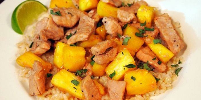 Guisado de abacaxi de porco