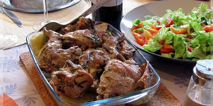 Fırında şarap pişirilmiş tavşan