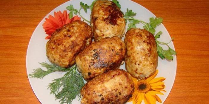 Pronto zrazy de carne picada em um prato