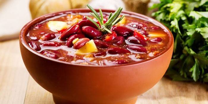 Sopa de beterraba com feijão vermelho