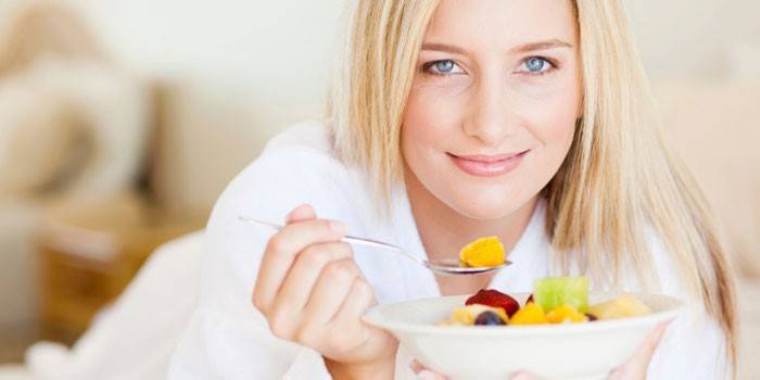 Ragazza che mangia macedonia