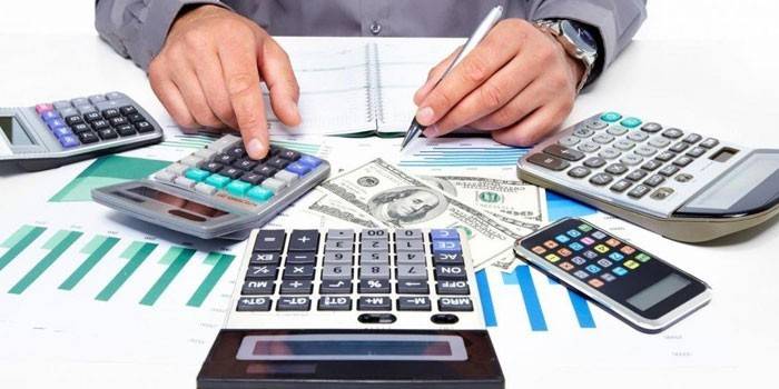 L'uomo fa calcoli sui calcolatori