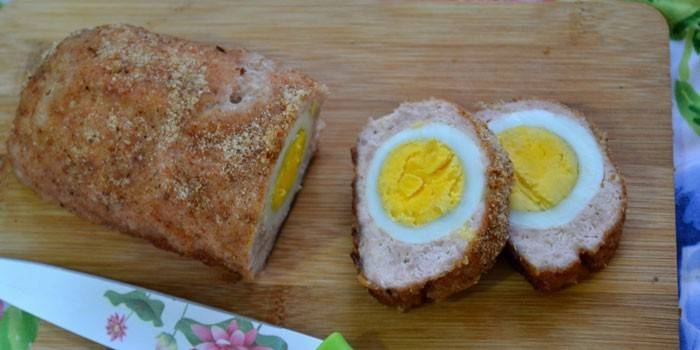 Frango com círculos de ovo