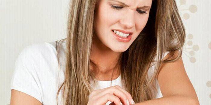 La ragazza guarda a portata di mano