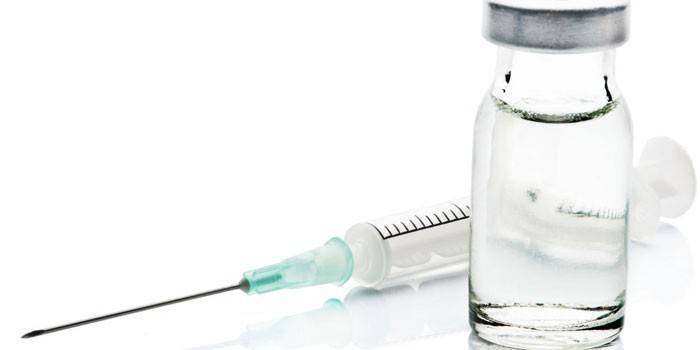 Seringa și medicament într-un flacon