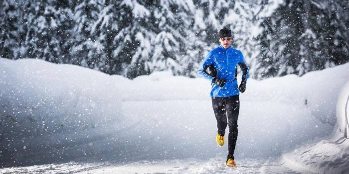 Homme dans la forêt d'hiver