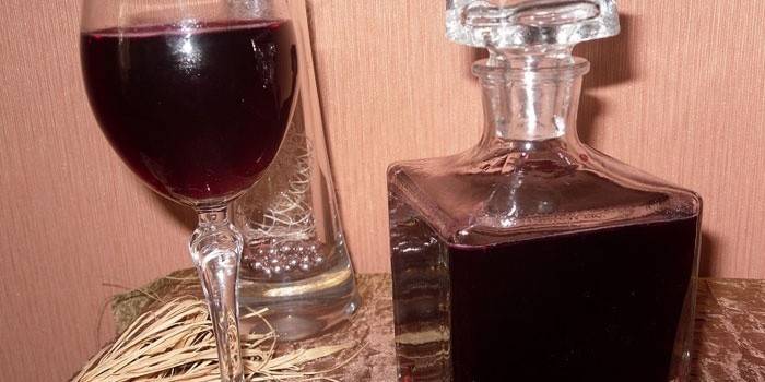 Tintura di ribes in un bicchiere e damasco