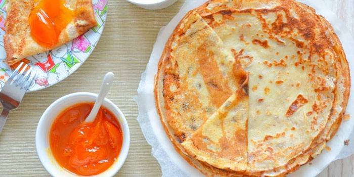 Dünne Pfannkuchen und Konfitüren