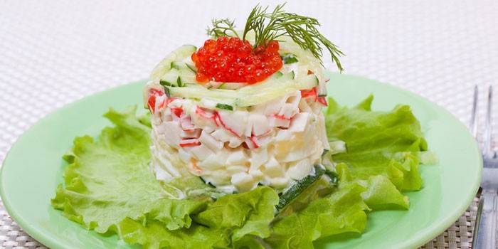 Một phần salad Tsarskiy với que cua và trứng cá muối đỏ