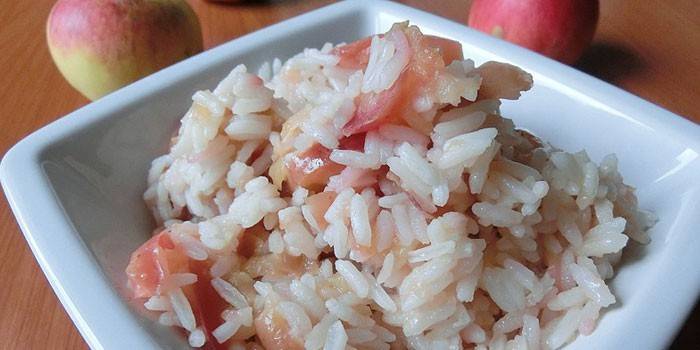 Riz aux pommes dans une assiette