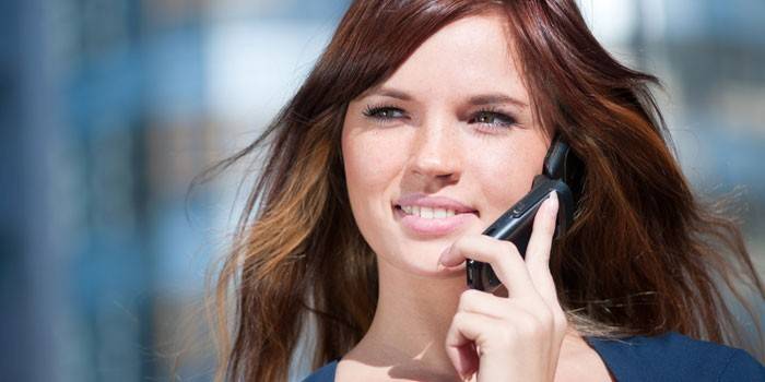 Pige taler i telefonen