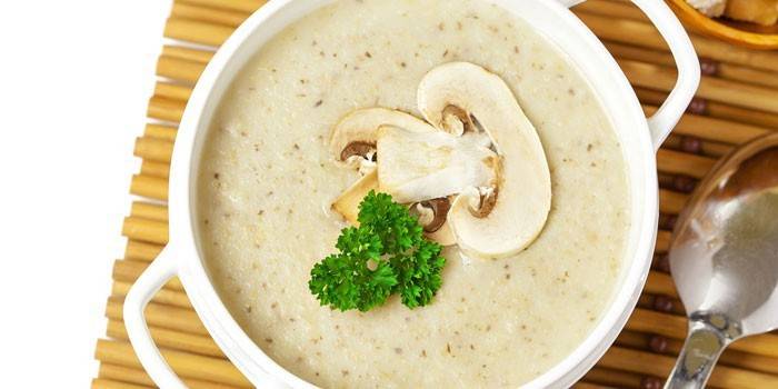 Bereite Champignoncremesuppe in einer Platte