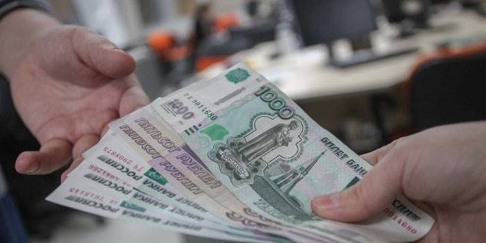 Transferencia de dinero de mano a mano