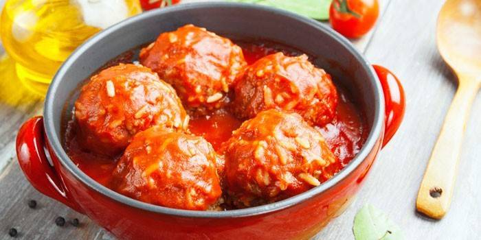 Мљевени јежеви са рижом и парадајз сосом у лонцу