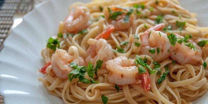 Pâtes aux crevettes sur une assiette