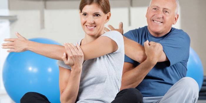 Personas dedicadas a fisioterapia.