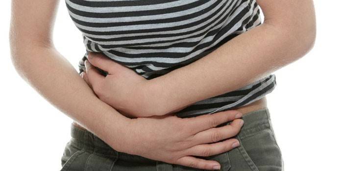 La ragazza tiene le mani sul suo stomaco