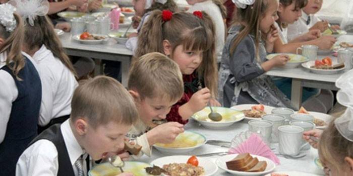 Los niños comen