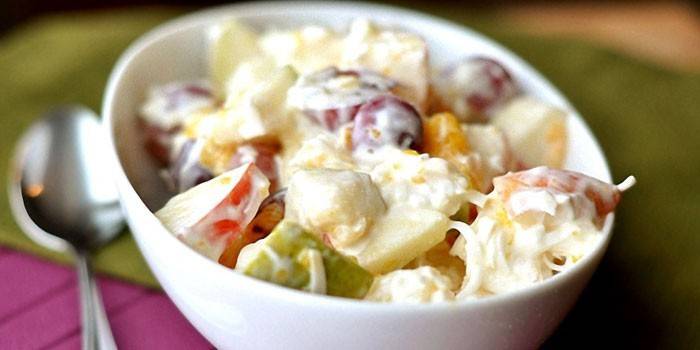 Insalata di frutta condimento con panna acida