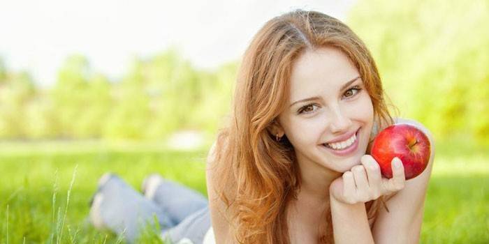 Cô gái với quả táo