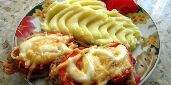 Francúzske mäso s zemiakovou kašou na tanieri