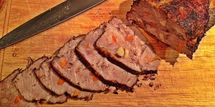 Pedaço de carne de porco assada