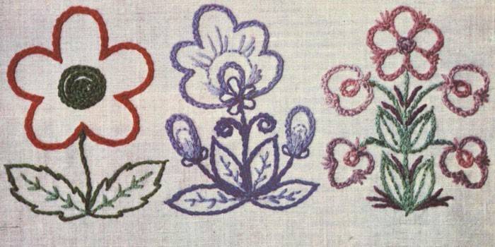 Fiori ricamati con una catenella