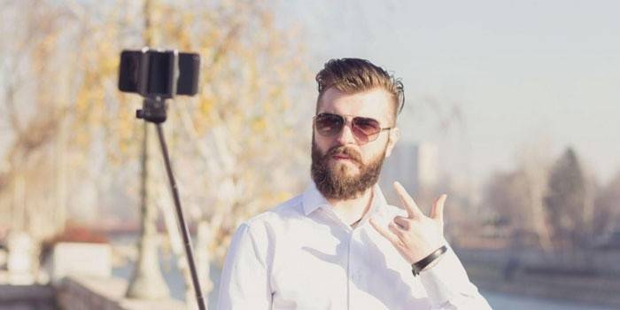 Kaveri tekee selfieä