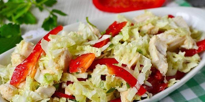 Paprika-, kana- ja pekingkaalihalaatti