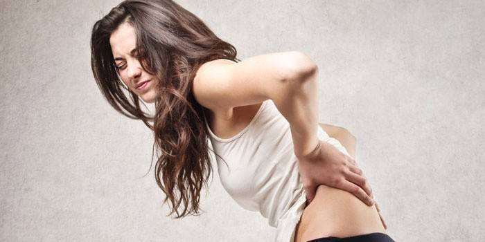 Chica con dolor de espalda