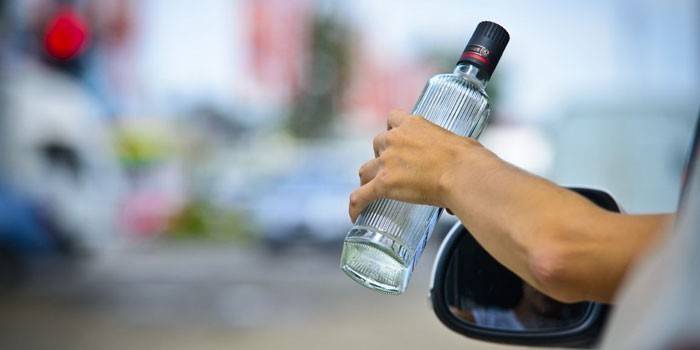 Chai vodka trong tay người lái xe