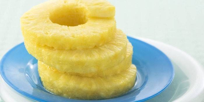 Bir tabakta konserve ananas bardağı