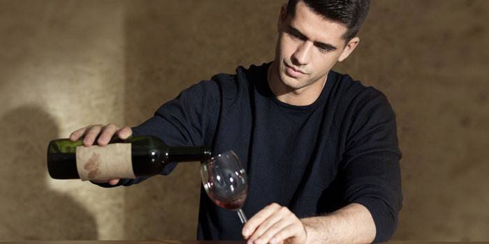 Hombre bebe vino