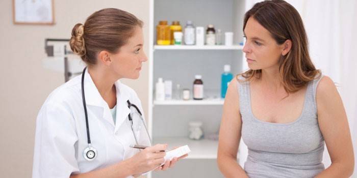 Mujer en la cita del doctor