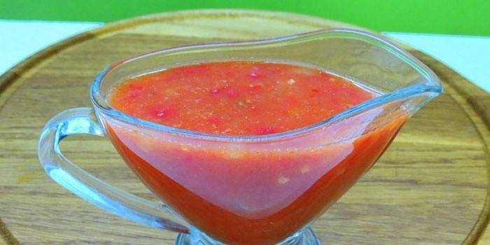 Sauce tomate en saucière