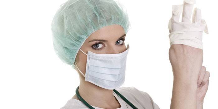 Doamna doctor îi pune o mănușă pe mână