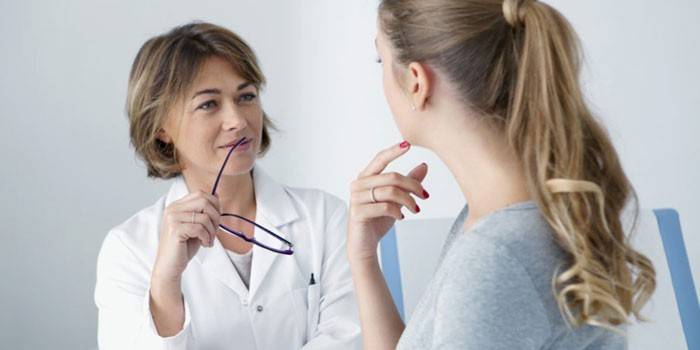 Garota na consulta do médico