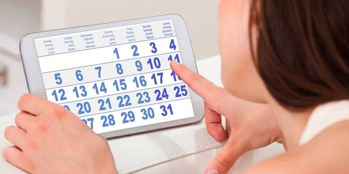 Fille avec un calendrier