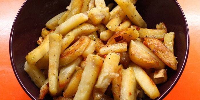 Patate fritte con cipolle in un piatto