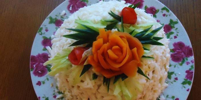 Tallerken med salat før servering