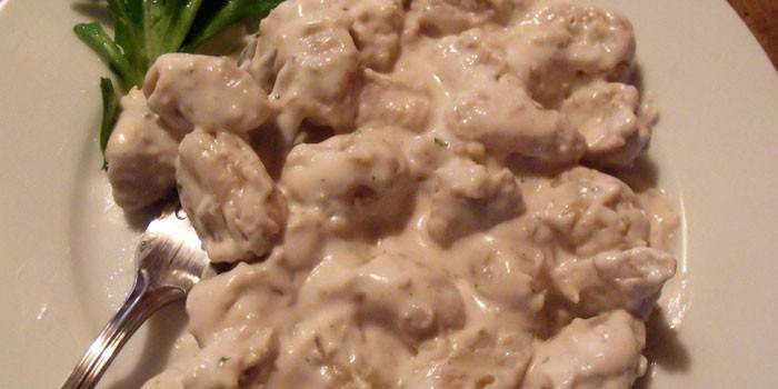 เนื้อไก่งวงหั่นบาง ๆ ในครีมบนจาน