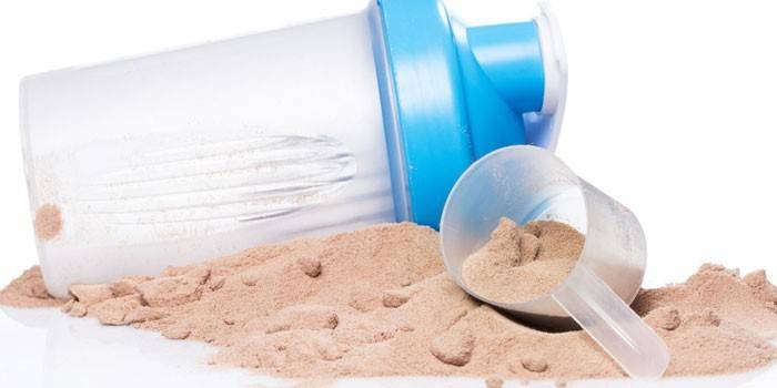 Soja-Protein. Messlöffel und Glas für Cocktails