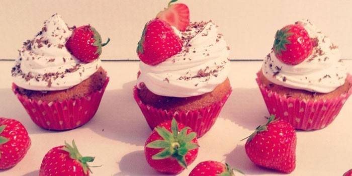 Petits gâteaux à la crème et aux fraises