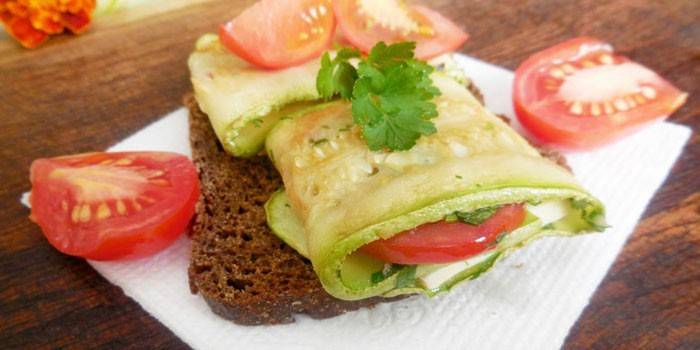 Zucchini ăn nhẹ trên bánh mì