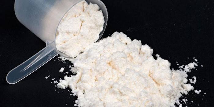 Proteinpulver in einem Messlöffel