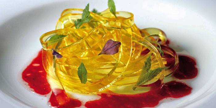 Bir tabakta soslu makarna