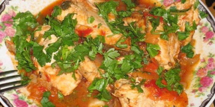Chakhokhbili tavuğu bir plaka üzerinde