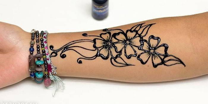 Mehendi kezét