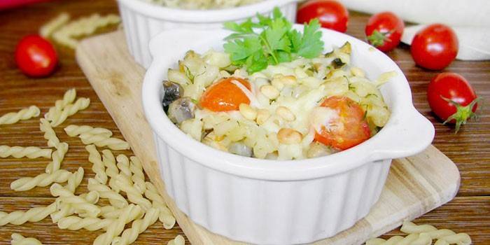 Makaroni ar tomātiem, olīvām un priežu riekstiem ar sieru